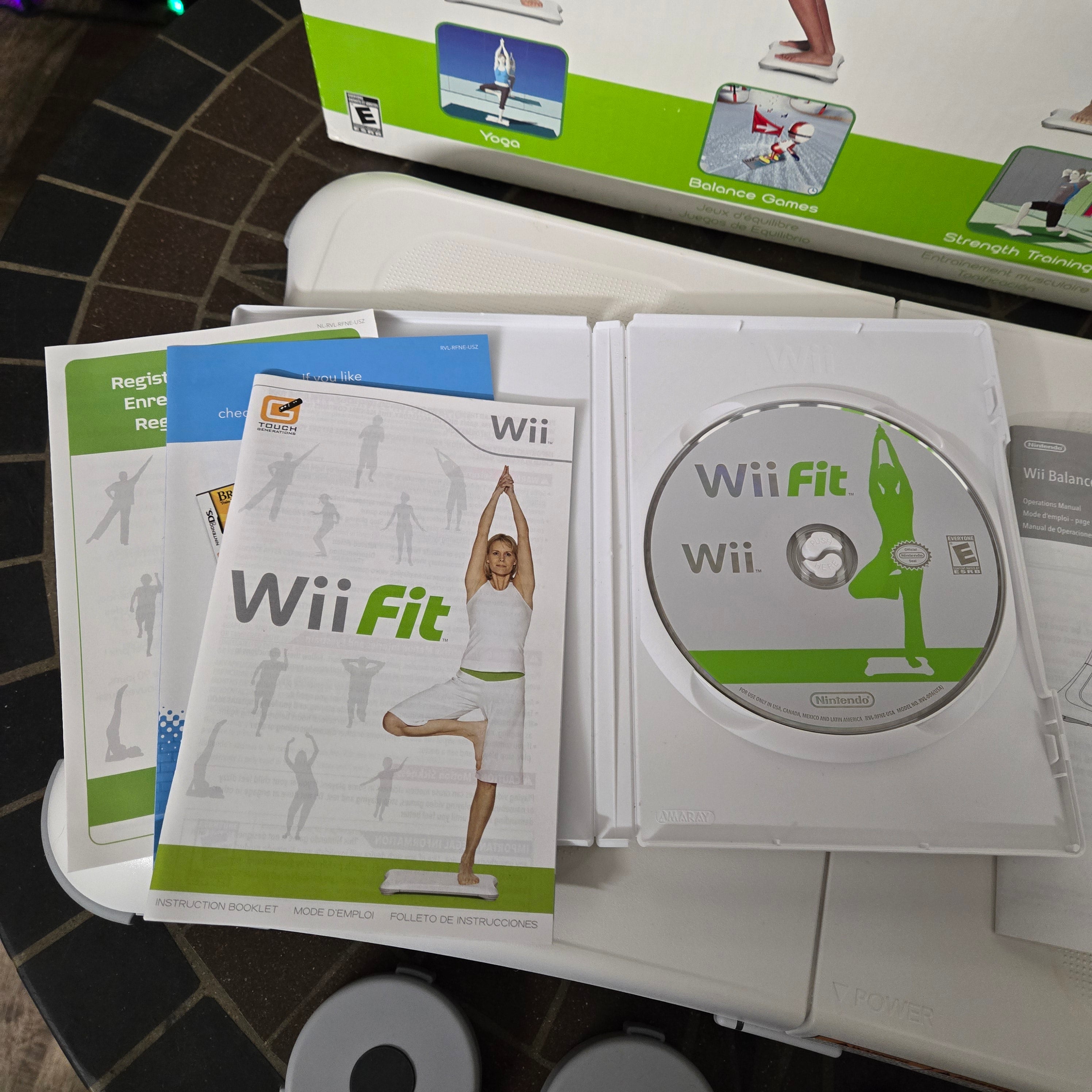 Wii Fit Balance Board & Wii Fit Complete CIB w/ 4 Feet, Original Box & Manual