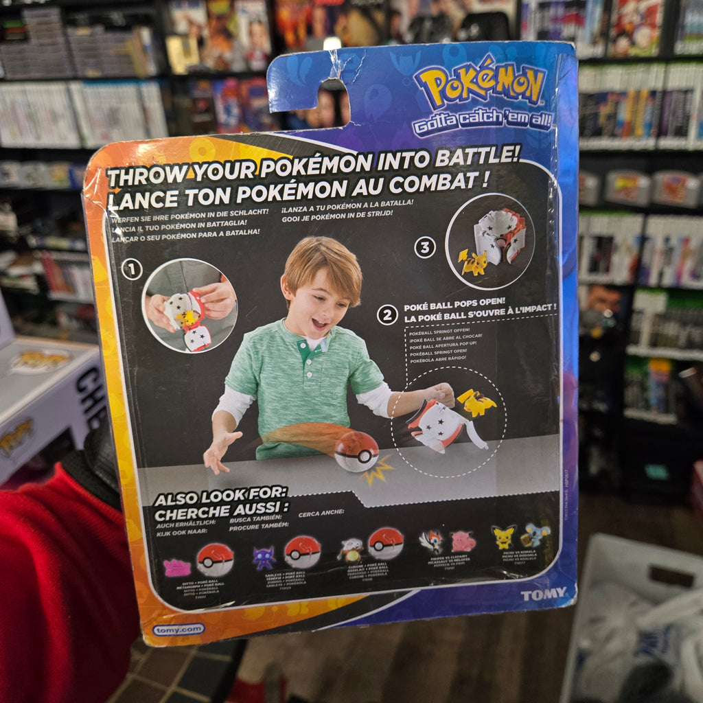 TOMY Pokemon Throw 'N' Pop Poke Ball with Collectible Sableye Action Figure Open