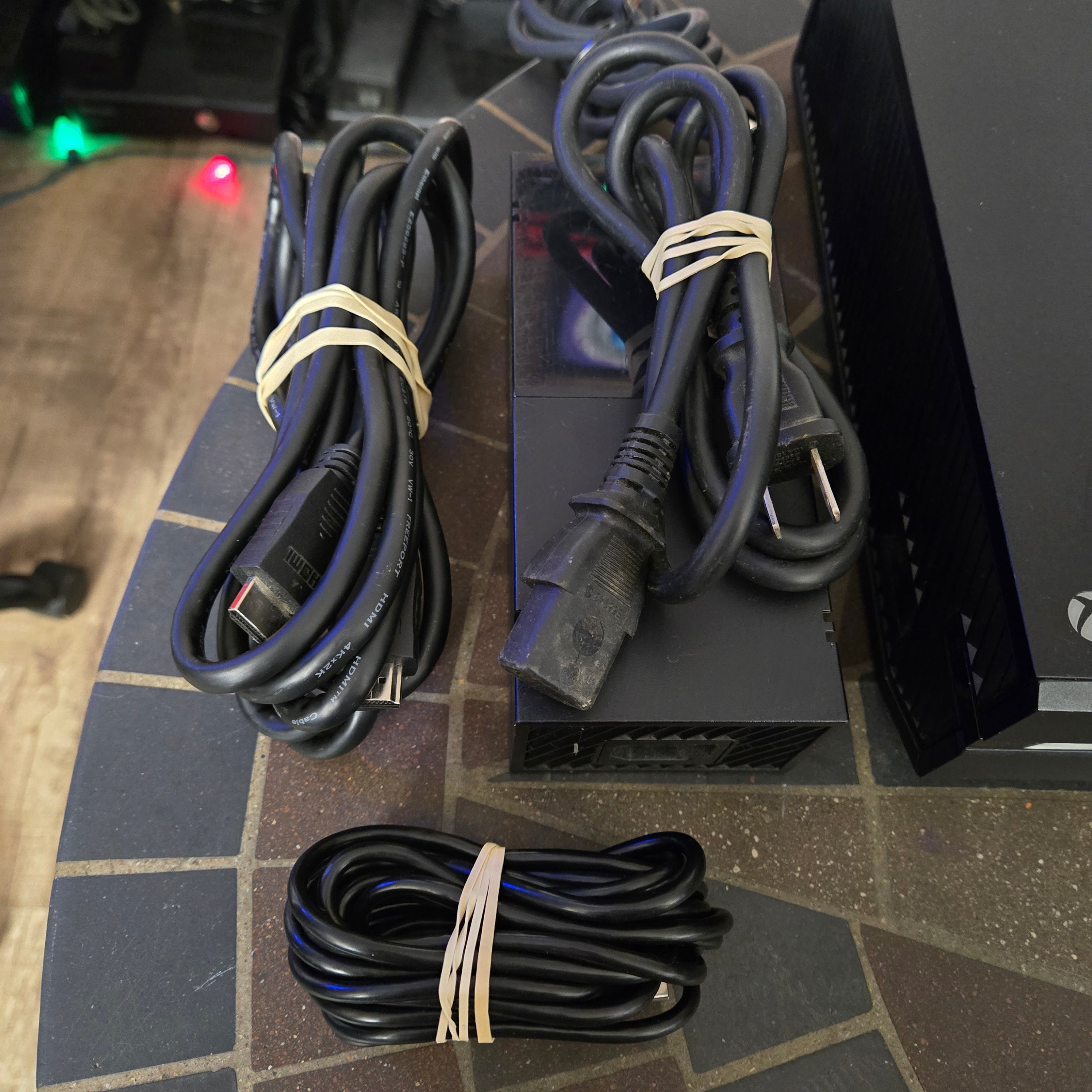 Microsoft Xbox One 500GB Console/System 1540, Cords & Corded Controller - TESTED